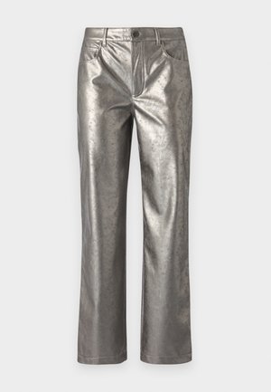 Calças prateadas metálicas com corte straight, cinco bolsos e fecho com botão. Textura suave com um brilho subtil e design minimalista.