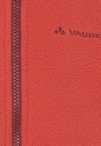 Giacca in fleece rossa con zip a tutta lunghezza, tessuto testurizzato e un piccolo logo ricamato di rosso scuro.