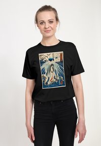 Černé tričko s ilustrovaným motivem ženy a vln v modrých a béžových tónech s asijským textem a červenými akcenty.