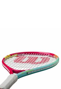 Tennisracket met een roze frame, witte bespanning en een teal accent. Bevat een rood logo en merkdetails nabij de greep.