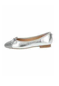 Ballerines métalliques argentées avec un embout texturé en strass et un détail en nœud. Semelle plate avec un talon minimal. Finition en cuir lisse.