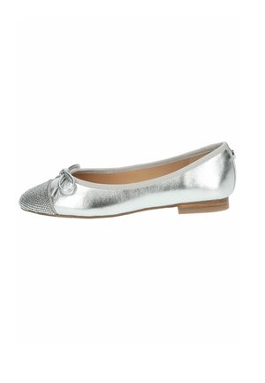Ballerine argento metallizzato con punta a capotasto in pietre brillanti e dettaglio a fiocco. Suola piatta con tacco minimo. Finitura in pelle liscia.