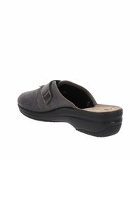 Scarpa slip-on in suede grigia con suola nera bassa, caratterizzata da una tomaia testurizzata e una cinghia in velcro per una facile regolazione.