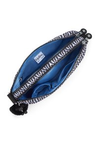 Pochette a motivi bianco e nero con interni blu, doppie cerniere e allegato a forma di portachiavi morbido e peloso. Adatta per piccoli accessori.