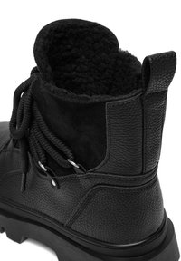 Boots din piele neagră, cu un finisaj texturat, căptușeală moale din fleece negru, șireturi rotunde și talpă masivă. Detaliu decorativ pe gulerul boot-ului.