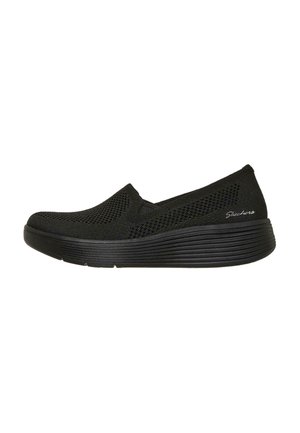 Zapatilla negra de tipo slip-on con parte superior de tejido transpirable, suela gruesa y texturizada, y logo de Skechers en el lateral.