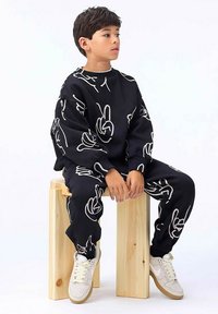 Molo MONTI - Collegepaita - drawn hands