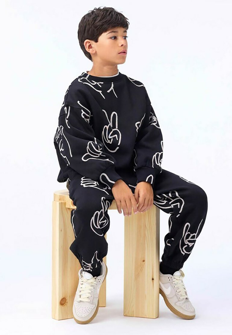 Molo MONTI - Collegepaita - drawn hands