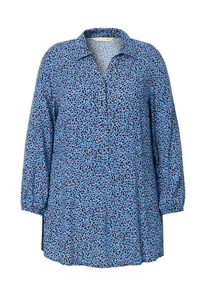 Chemise bleue avec un motif de léopard en noir, rose et violet. Présente un col, une fermeture à boutons à l'avant et de longues manches amples.
