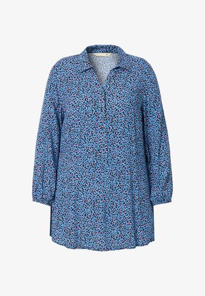 Blauwe shirt met een leeuwenprint in zwart, roze en paars. Heeft een kraag, knoopsluiting aan de voorkant en lange, losse mouwen.