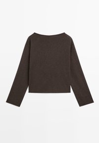 Top marrone a maniche lunghe con scollo rotondo e design corto. Realizzato in un tessuto morbido e strutturato con dettagli di cuciture minime.