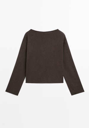 Bruine top met lange mouwen, ronde halslijn en een cropped ontwerp. Gemaakt van een zachte, gestructureerde stof met minimale stikseldetails.