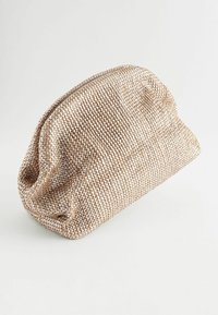 Trousse de maquillage tissée beige et blanche texturée, forme arrondie, fermée par une fermeture éclair en haut, présentant une légère brillance sur le matériau.