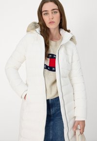 Tommy Jeans ESSENTIAL HOODED  - Páperový kabát - white