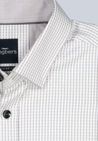 Herrenhemd in Hellgrau mit kleinen vertikalen Streifen. Verfügt über einen klassischen Kragen, schwarze Knöpfe und ein Textiletikett im Kragen.