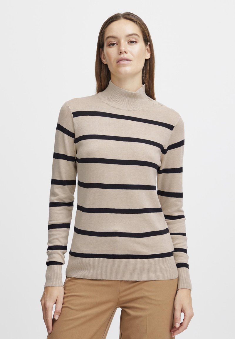 Maglione a collo alto color tan con strisce nere orizzontali, con polsini e orlo a coste, che presenta un dettaglio con bottone al collo. Texture a maglia liscia.