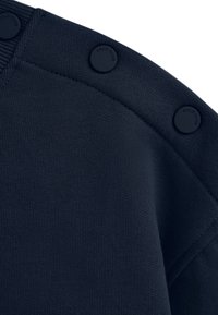 Felpa blu navy caratterizzata da un tessuto testurizzato, colletto a coste e quattro bottoni neri con la scritta "POLO CLUB" impressa sulla spalla.