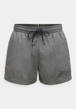 Costume da bagno grigio in materiale leggero, con vita regolabile con coulisse, tasche laterali e logo sul lato inferiore destro.