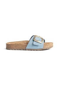 Sandale mule en daim bleu avec une grande boucle dorée, semelle intérieure en liège et semelle extérieure en caoutchouc texturé, vue de profil sur fond blanc.