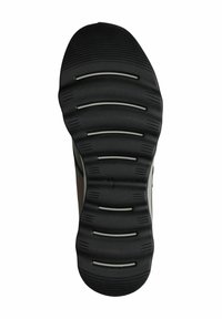 Suola di scarpa in gomma nera texturizzata, con molteplici scanalature e creste per una migliore trazione. Include cinque aperture orizzontali per flessibilità.