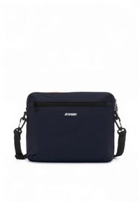 Ορθογώνια τσάντα ώμου σε ναυτικό μπλε χρώμα με μαύρη τσέπη με φερμουάρ, ρυθμιζόμενο μαύρο λουρί και λογότυπο K-Way στο κέντρο μπροστά.