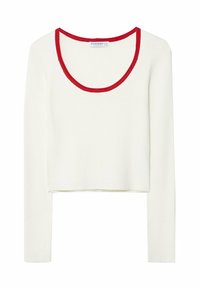 Witte geribbelde langlopende top met een brede ronde hals, voorzien van een contrasterende rode rand langs de halslijn en de manchetten, cropped ontwerp.