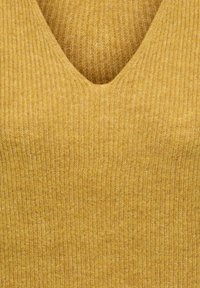 Senfgelber V-Ausschnitt Pullover aus Strick mit gerippter Struktur, mittlerem Gewicht und leichtem Glanz, ideal zum Schichten oder als Einzelstück geeignet.