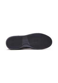 Suola di scarpe nera in gomma con una superficie testurizzata, caratterizzata da una parte centrale liscia e un profilo ondulato per flessibilità e grip.