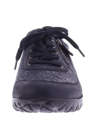 Schwarze Sneaker mit strukturierten Seitenpaneelen, Schnürverschluss und Reißverschlussdetails. Ausgestattet mit einer Gummisohle mit geometrischem Profil. Flaches, gepolstertes Design.