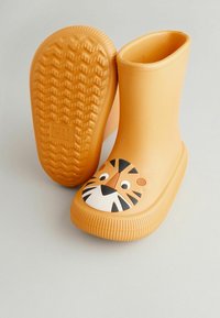 Bottes de pluie en caoutchouc orange avec un design de visage de tigre sur les orteils ; matériau texturé et flexible ; style à enfiler avec une semelle striée pour une meilleure adhérence.