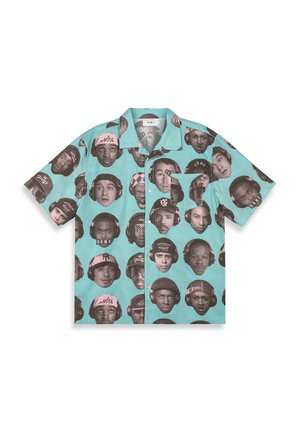 Camisa de manga corta en color azul verdoso con rostros negros y rosas repetidos, que presenta patrones y un cierre con botones al frente. Material de algodón con un ajuste relajado.