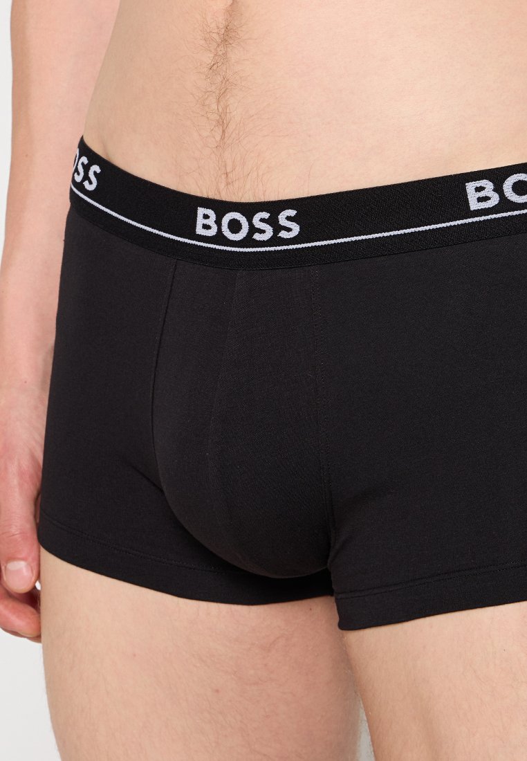 Caleçons en coton noir avec un logo BOSS blanc contrastant sur la ceinture. Caractéristiques d'un design ajusté et d'une texture de tissu lisse.