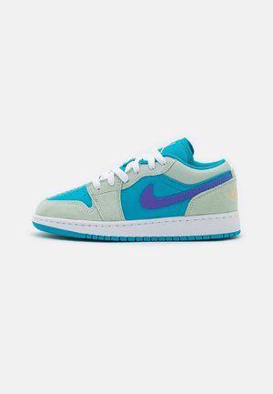 Lav top sneaker med turkis læder, lysegrå ruskindsoverlejringer, hvide snørebånd, lilla Nike swoosh og hvid sål med turkis slidbane.