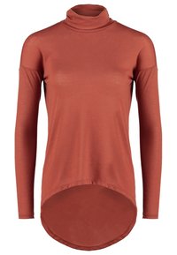 Långärmad, terracottafärgad polokrage med avslappnad passform, mjuk textur och en hög-låg fåll för en modern silhuett.