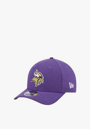 Lila Baseballcap mit einem Vikings-Logo auf der Vorderseite, aus Stoff mit Nahtdetails und einem gebogenen Schirm.