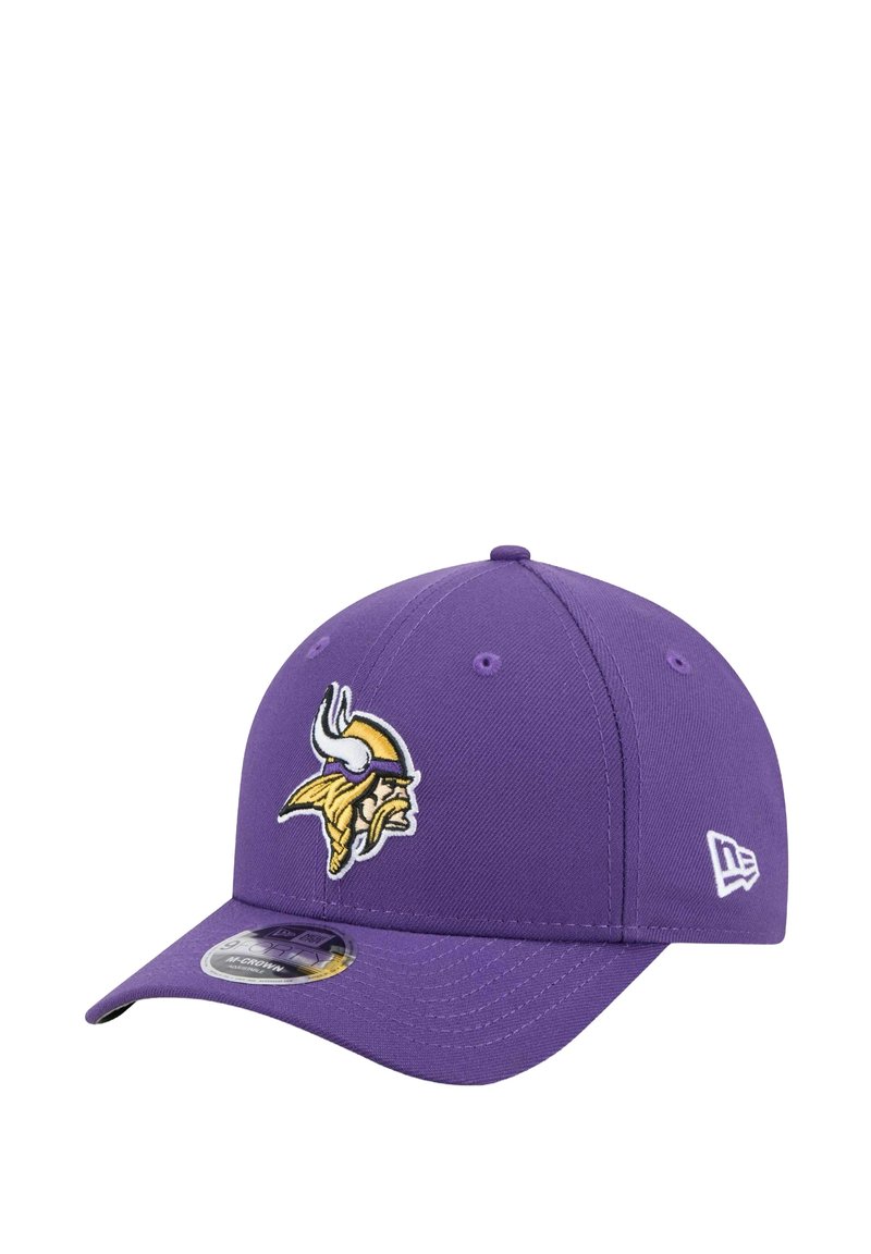 Berretto da baseball viola con un logo dei Vikings sulla parte anteriore, realizzato in tessuto con dettagli di cucitura e visiera curvata.