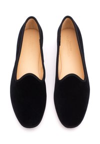 Schwarze Slipper aus weichem Wildleder mit abgerundetem Zehendesign und einer glatten Leder-Innensohle sowie einer minimalistischen, flexiblen Konstruktion.