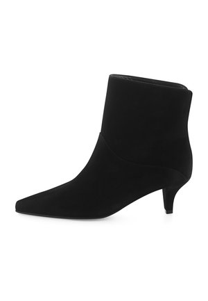 Bottine en daim noir avec un bout pointu et un talon bas et fin. Le design présente une surface lisse et une ouverture de cheville sans couture.