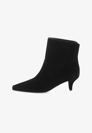 Schwarze Wildleder-Stiefelette mit spitzer Zehe und schlankem, niedrigem Absatz. Das Design verfügt über eine glatte Oberfläche und einen nahtlosen Knöcheleingang.