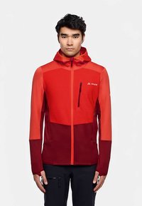 Rood-oranje jas met ritssluiting en een gestructureerd patroon op de borst. Voorzien van een capuchon, zijzakken en een borstzak. Lichtgewicht ontwerp.