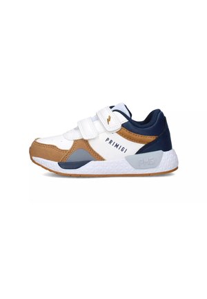 Sneaker con un design bianco, blu navy e marrone; presenta una suola testurizzata, cinturini in velcro e dettagli del logo sui lati.