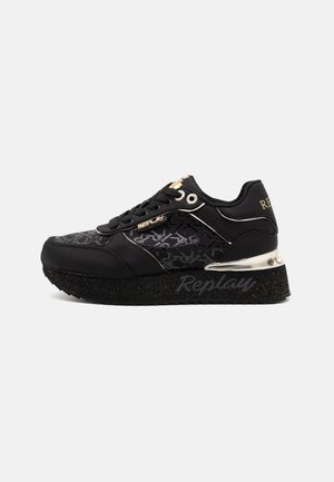 Zapatilla negra con parte superior estampada, detalles metálicos dorados, cierre de cordones en la parte frontal y suela plataforma texturizada con la marca "Replay" en el lateral.