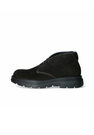 Stivale alla caviglia in suede nero con punta tonda, dettagli cuciti e suola in gomma spessa per una maggiore aderenza. Design semplice con lacci.