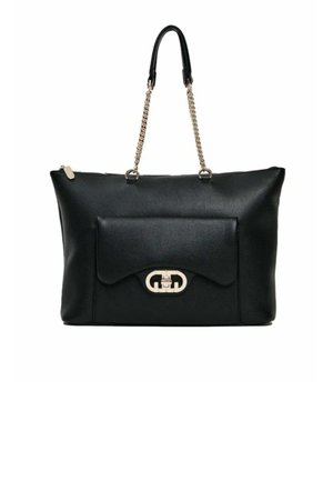 Borsa a mano in pelle nera con texture liscia, forma strutturata, manico a catena e chiusura in metallo dorato su una tasca a pattina. Design ampio e versatile.