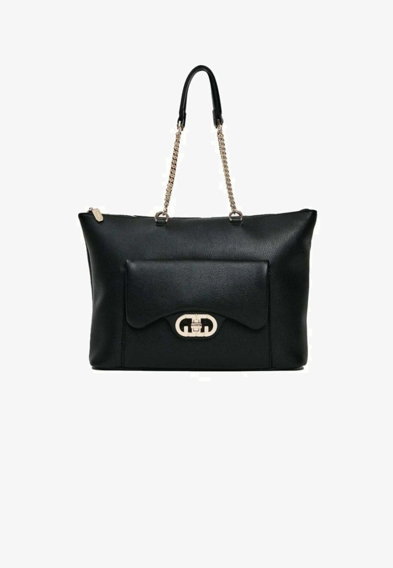 Borsa a mano in pelle nera con texture liscia, forma strutturata, manico a catena e chiusura in metallo dorato su una tasca a pattina. Design ampio e versatile.