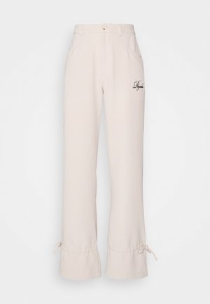 Beige high-waisted wijde broek met voorzakken, subtiele ruffles aan de zoom en geborduurd logo in donkerbruin.