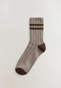 Barna és szürke bordázott zokni, sötétbarna sarokkal és orr-résszel. A teteje közelében három sötétbarna vízszintes csík található.