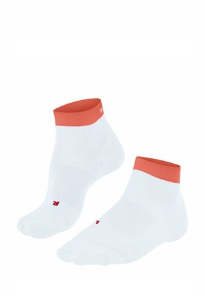 Weiße Knöchelsocken mit einem korallenfarbenen gerippten Bund; verfügen über eine strukturierte Sohle und dezente rote Logo-Details in der Nähe der Zehen.