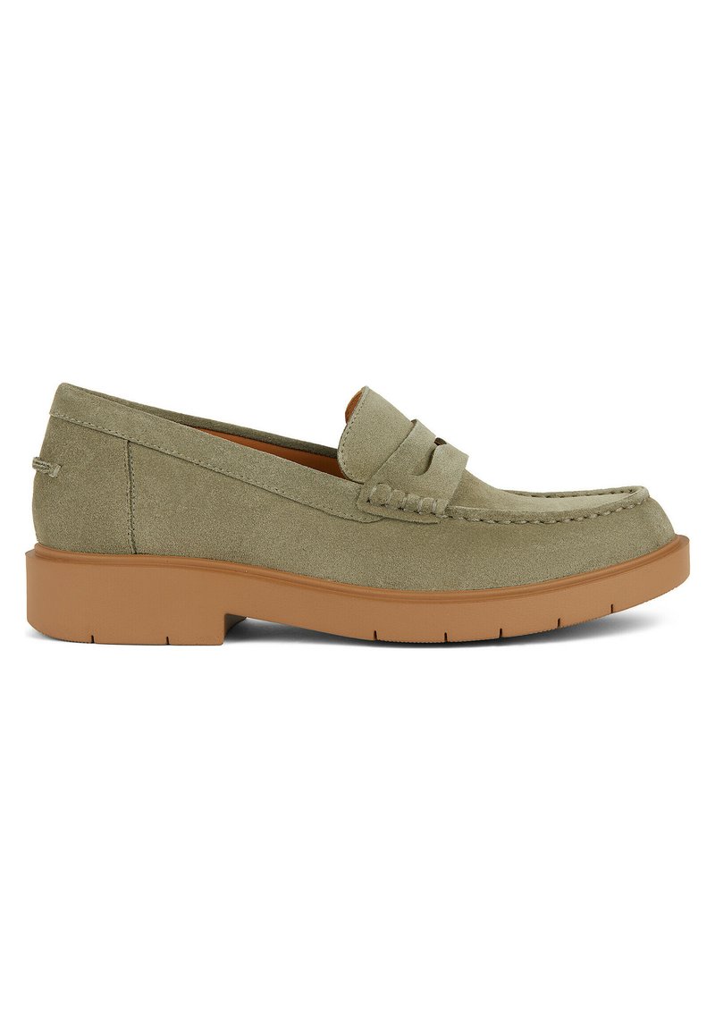 Mocassins en suède vert olive avec un design mocassin, dotés d'un accent en couture surélevé sur le devant et d'une semelle en caoutchouc brun clair.