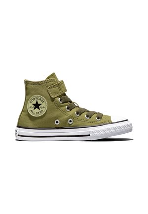 Zapatilla Converse All Star de caña alta en verde oliva con suela de goma blanca, detalles en negro, cordones y tira en el tobillo sobre fondo blanco.